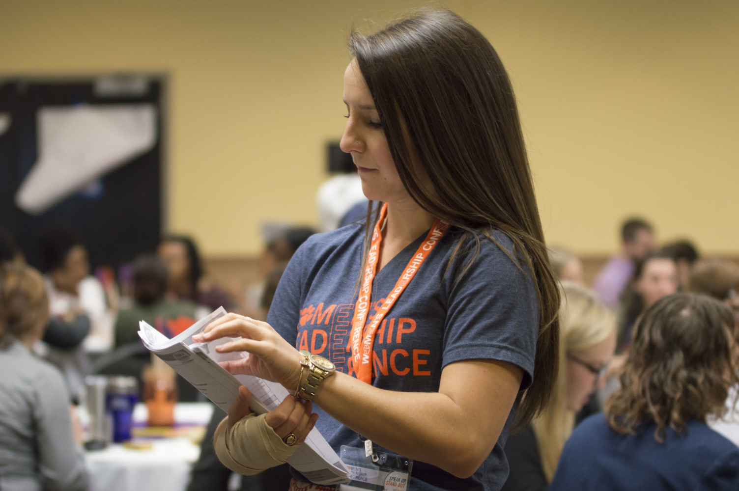 A representative passes out packets at the 2018 Women's Leadership Conference in Hendrix Student Center.