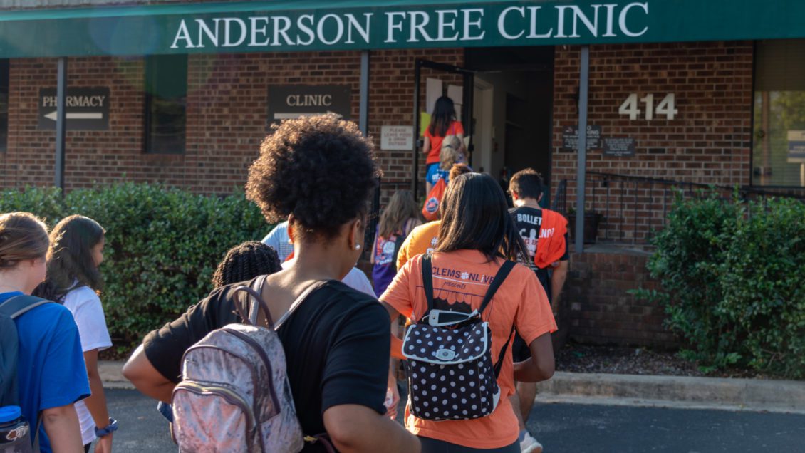 Students head to the Anderson Free Clinic as part of the 2018 Campuswide Day of Service