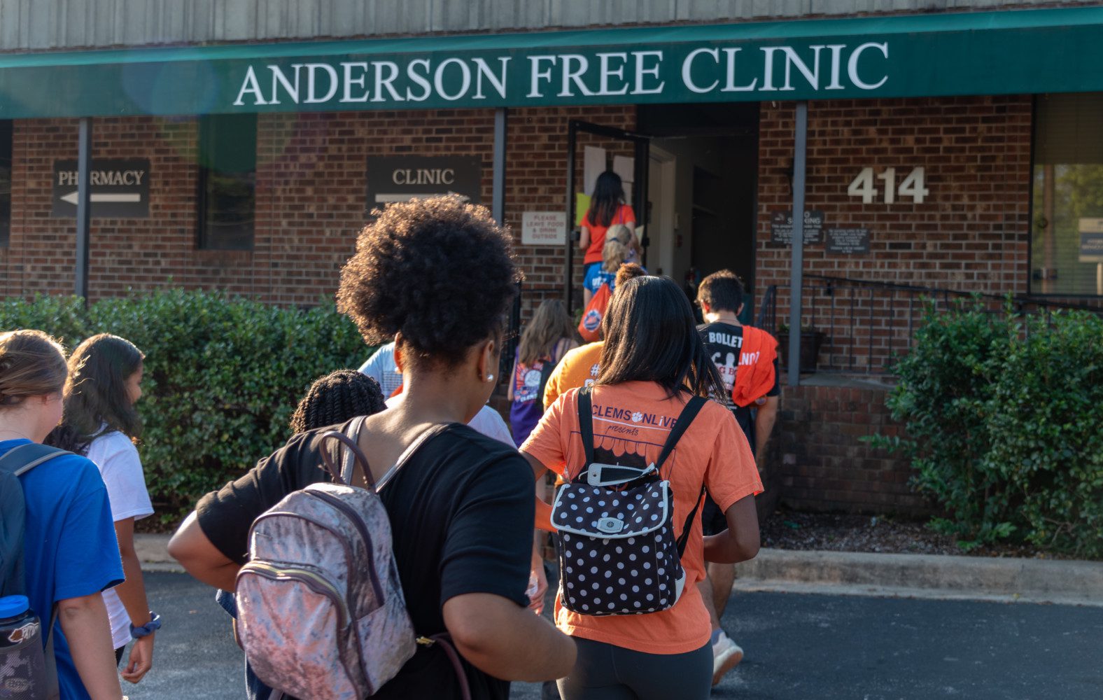Students head to the Anderson Free Clinic as part of the 2018 Campuswide Day of Service