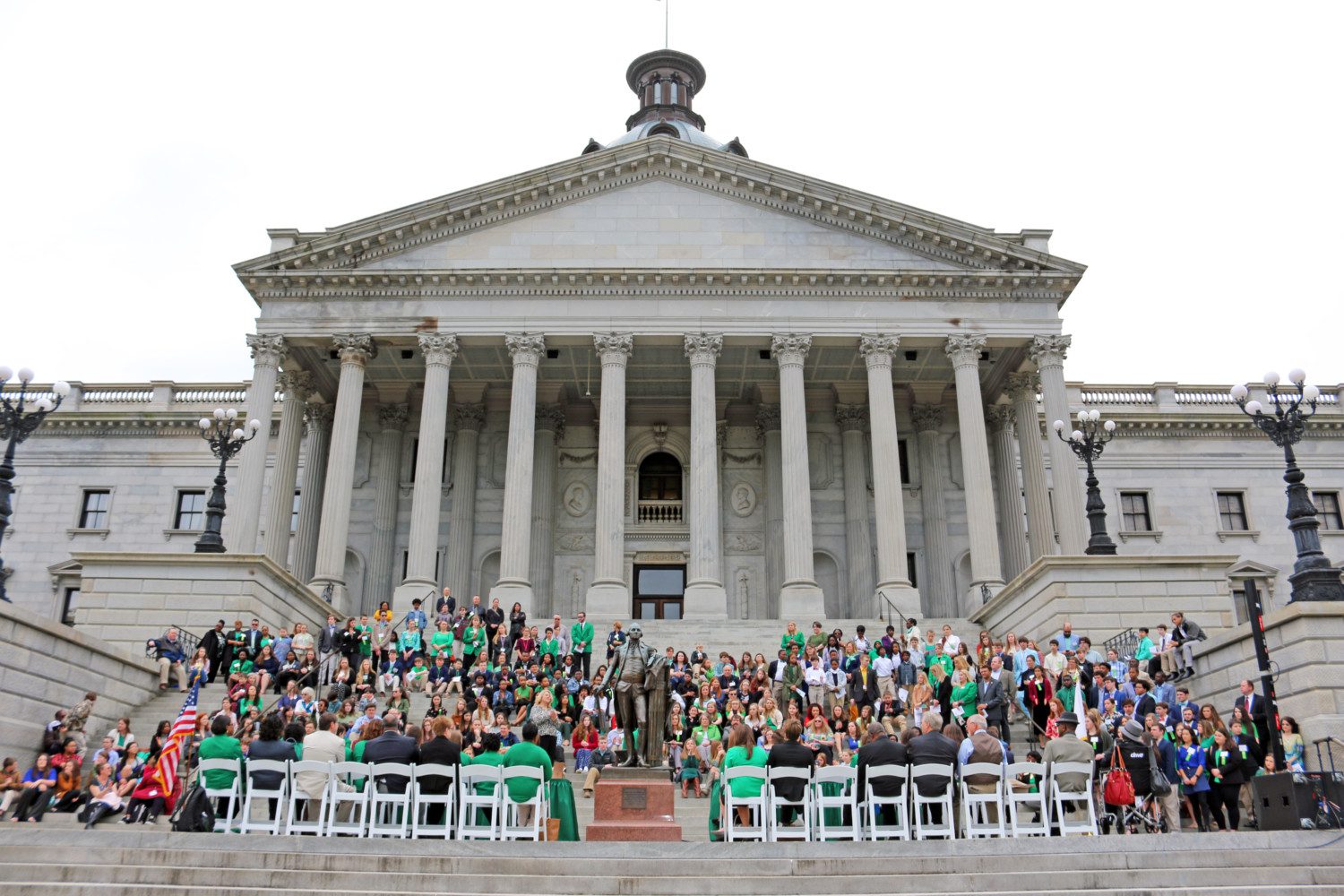 4-H members and agents gather on the Statehouse steps.