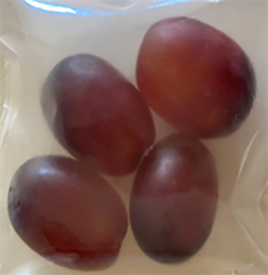 Grapes wrapped in Biopack film made from pearl milliet starch and kudzu.