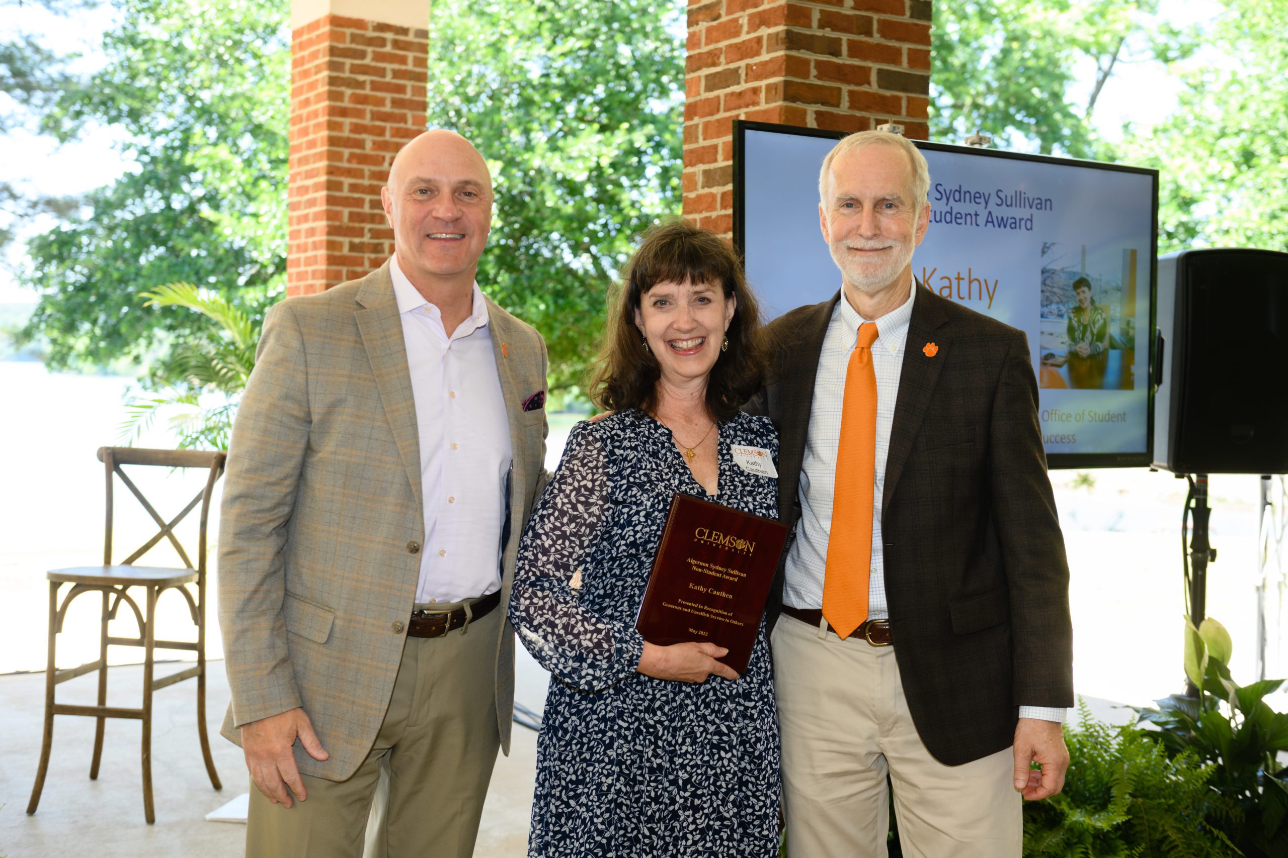 Kathy Cauthen received the Algernon Sydney Sullivan Award in 2022 from President Jim Clements, left, and Provost Bob Jones, right