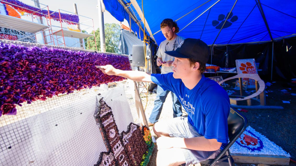 Students work on a Homecoming float