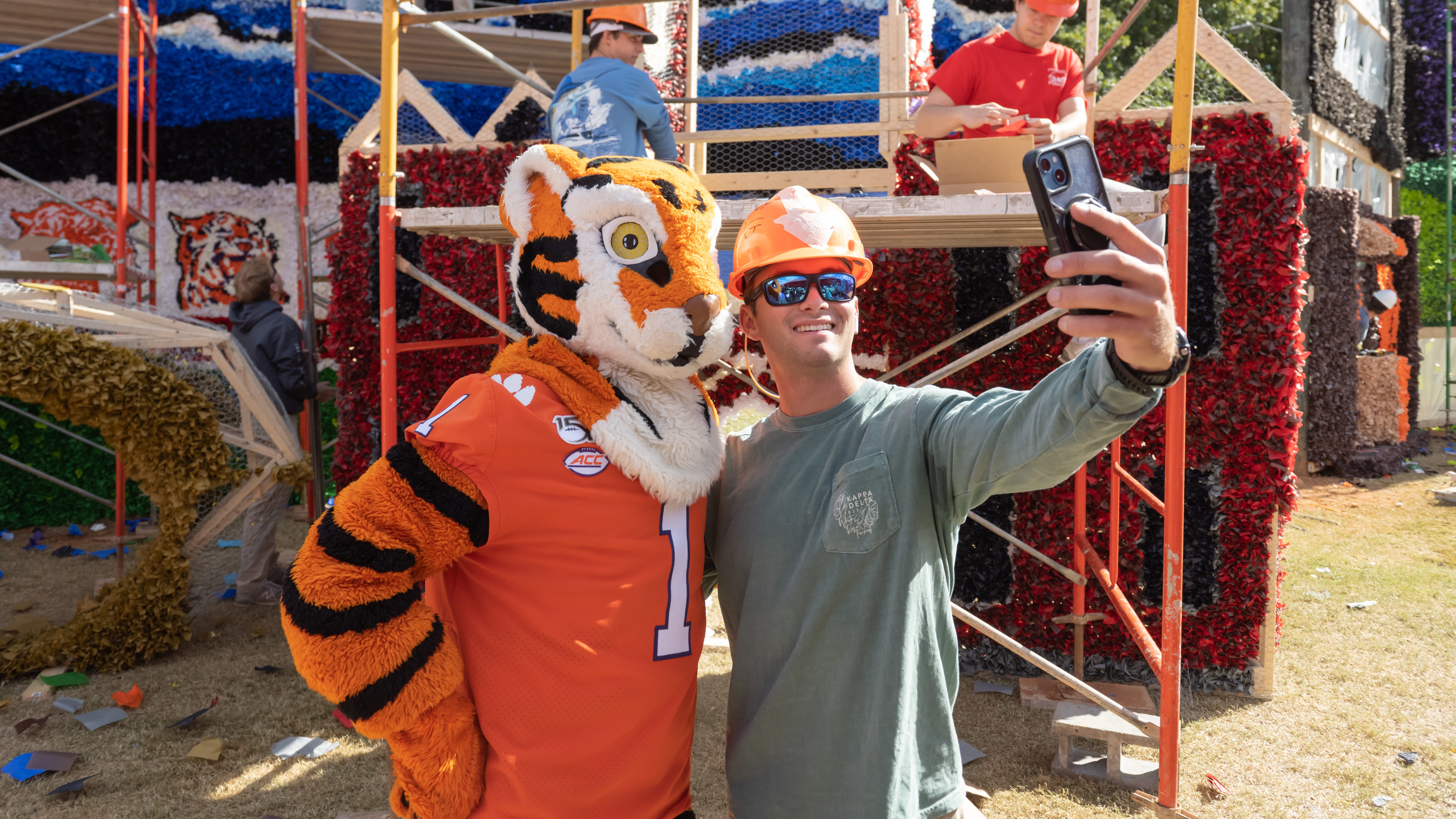 A student poses with The Tiger mascot during Homecoming Week 2022