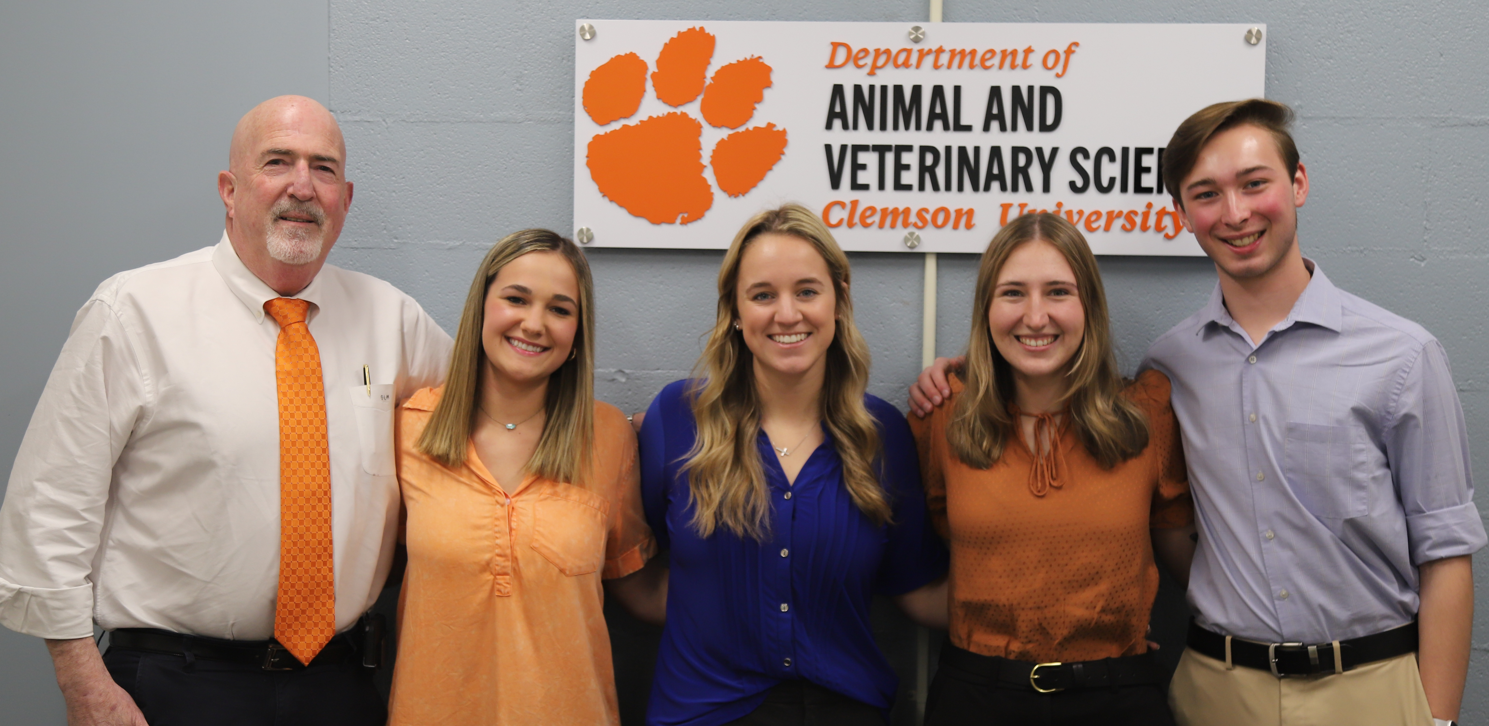 Pre Vet Med students pose for a photo during a mentoring event with the College of Veterinary Medicine Staff.