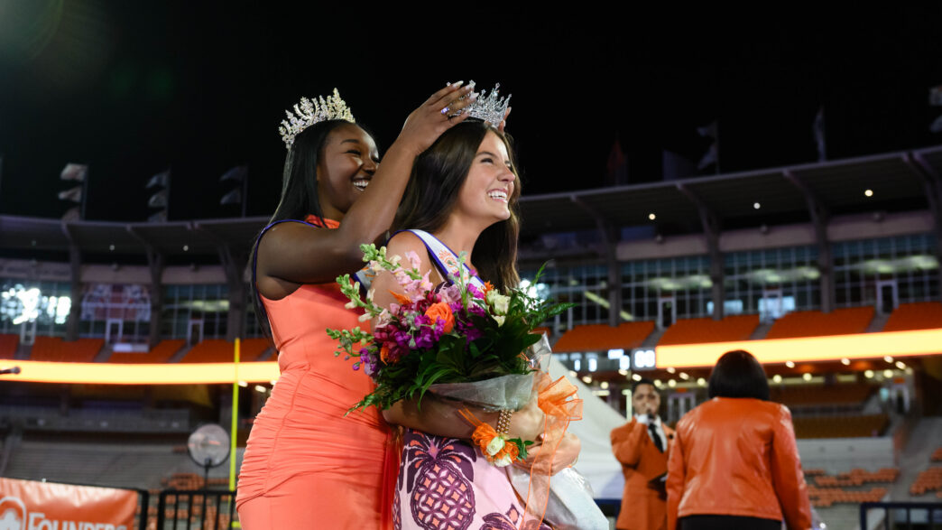 Former Miss Homecoming pageant winner crowns the 2025 recipient